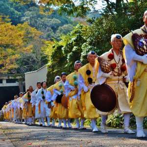 修行に向かう（撮影地：箕面山 瀧安寺）